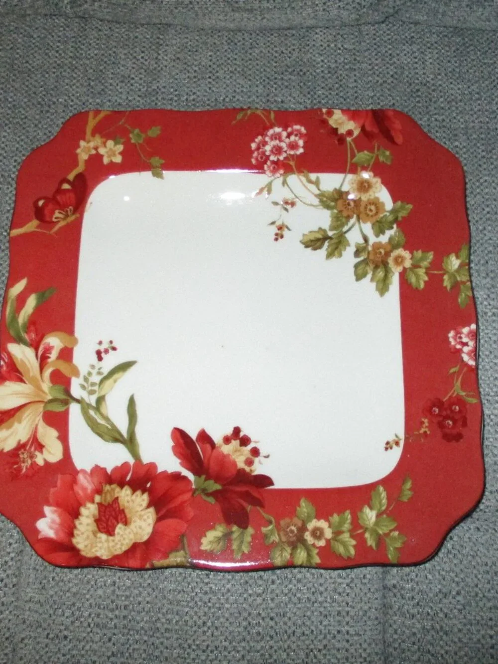 222 Fifth Fleur Rouge 2 Square Dinner Plates